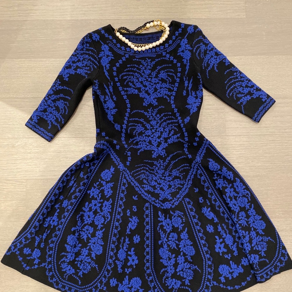 Floral print strechy A-line dress, black and blue